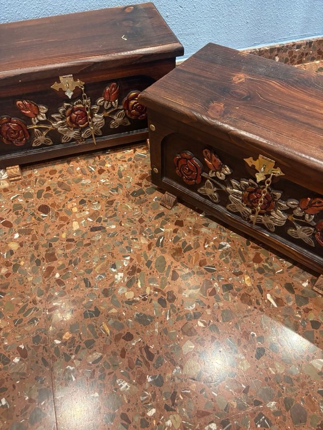 Baúl de madera decorado con rosas tengo dos baúles