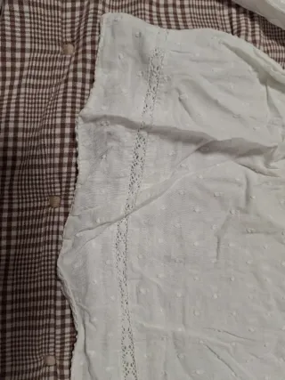 Blusa blanca de topitos con encaje