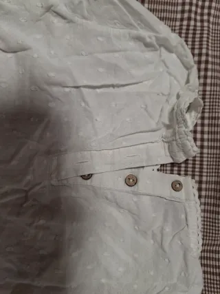 Blusa blanca de topitos con encaje