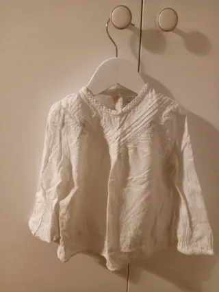 Blusa blanca de topitos con encaje