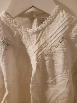 Blusa blanca de topitos con encaje