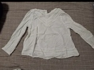Blusa blanca de topitos con encaje