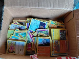 Pokemon: 1000 carte comuni in perfette condizioni