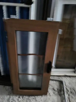 Ventanillo de madera con cristal