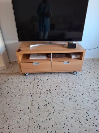 Mesa TV madera con ruedas
