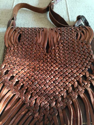 Bolso de cuero vacuno trenzado