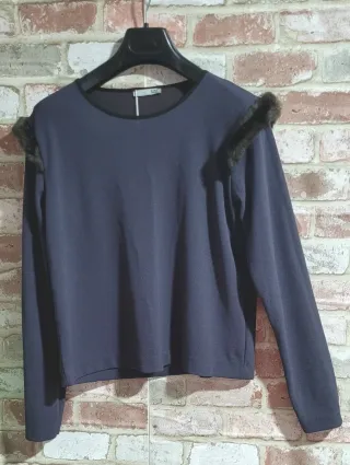 Camiseta Zara manga larga con detalles peludos