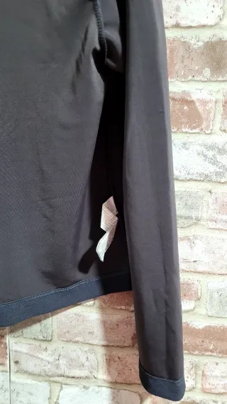 Camiseta Zara manga larga con detalles peludos