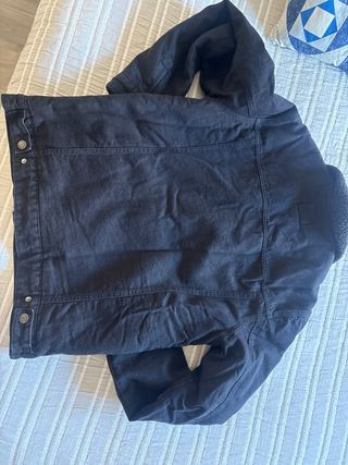 Cazadora vaquera negra con borrego