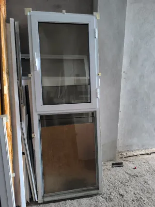 Ventana blanca de aluminio