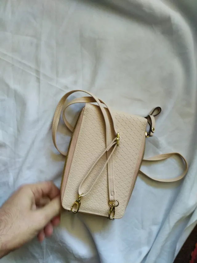Bolso bandolera crema con relieve