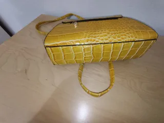 Bolso de mano amarillo efecto piel cocodrilo