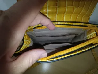 Bolso de mano amarillo efecto piel cocodrilo