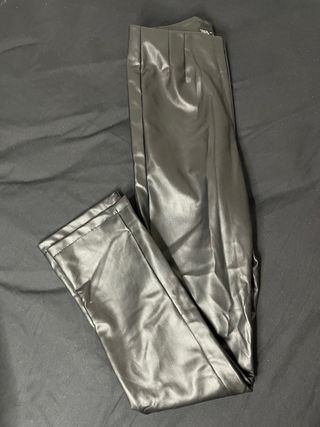 Pantalones efecto piel Zara negros