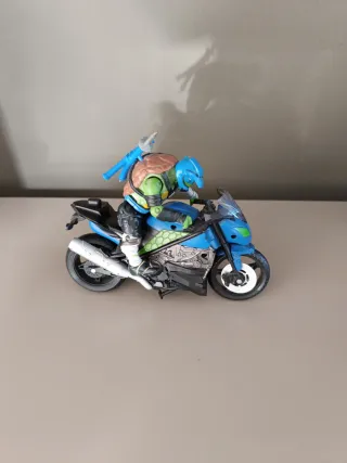 Tortuga Ninja con Moto Azul