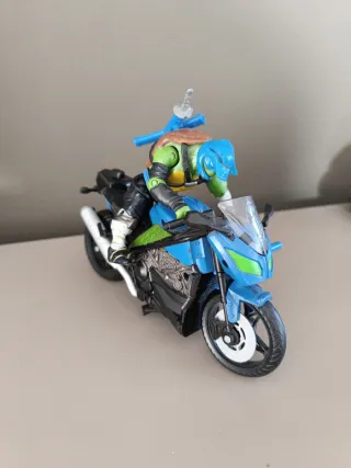 Tortuga Ninja con Moto Azul