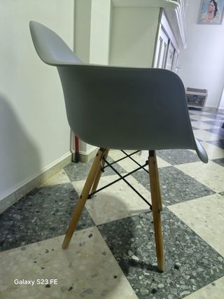 Sillas de comedor grises de plástico y madera