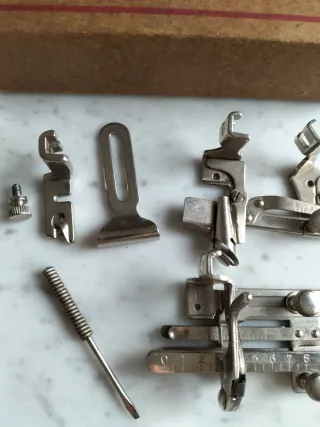 Caja y accesorios Singer Simanco