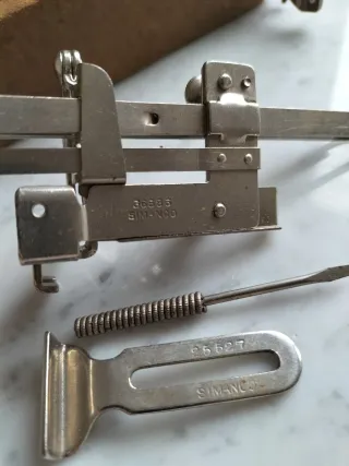 Caja y accesorios Singer Simanco