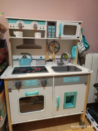 Cocinita de juguete madera con platos cacerolas et