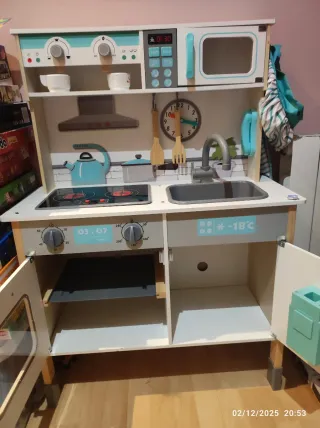 Cocinita de juguete madera con platos cacerolas et