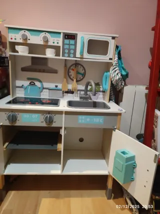 Cocinita de juguete madera con platos cacerolas et