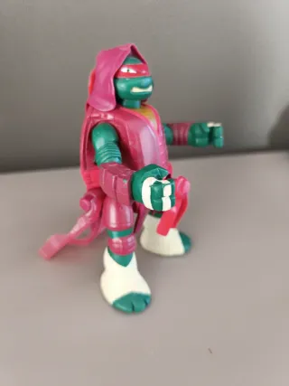 Tortuga Ninja Roja con capucha. 13 cm. Salta