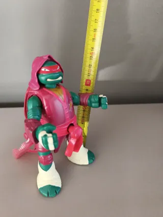 Tortuga Ninja Roja con capucha. 13 cm. Salta
