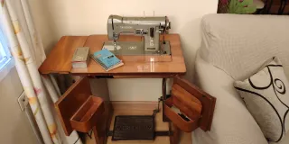 Máquina de coser antigua con mueble