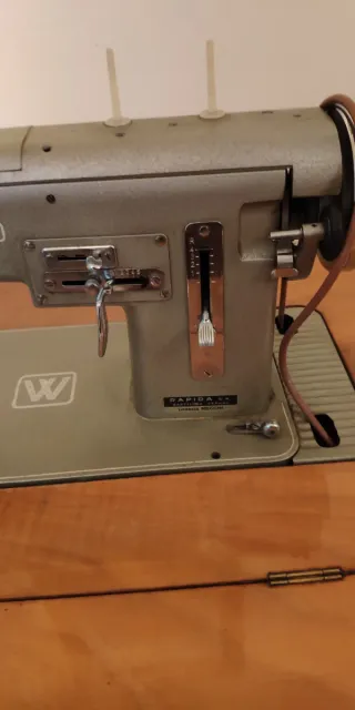 Máquina de coser antigua con mueble