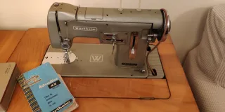 Máquina de coser antigua con mueble