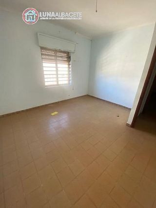 Casa adosada en venta en Hellín