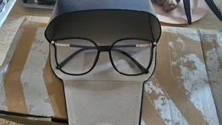 Monturas de gafas negras y plateadas