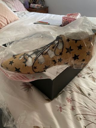 Zapatos Beige y Negro Estrellas