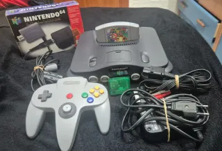Nintendo 64 grigio con Mario 64