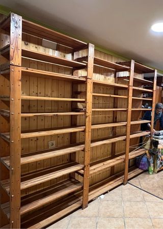 Estantería de madera