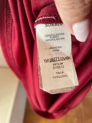 Vestido de fiesta burdeos con detalles brillantes