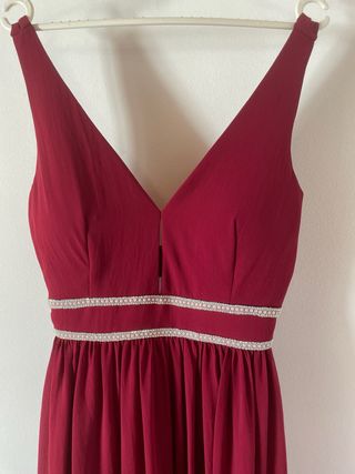 Vestido de fiesta burdeos con detalles brillantes