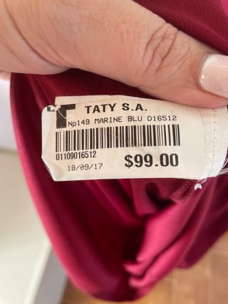 Vestido de fiesta burdeos con detalles brillantes