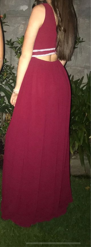 Vestido de fiesta burdeos con detalles brillantes