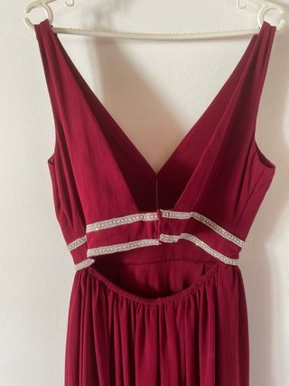 Vestido de fiesta burdeos con detalles brillantes