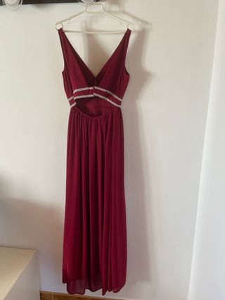 Vestido de fiesta burdeos con detalles brillantes