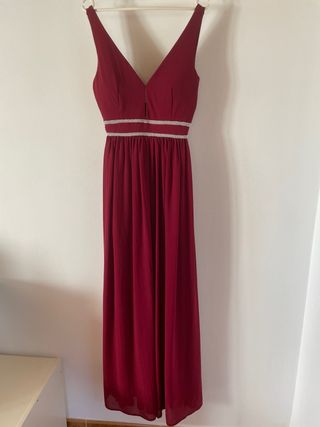 Vestido de fiesta burdeos con detalles brillantes