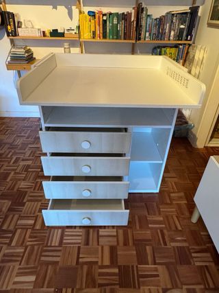 Cambiador bebé IKEA madera blanco y beige