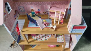 Casita de muñecas con accesorios