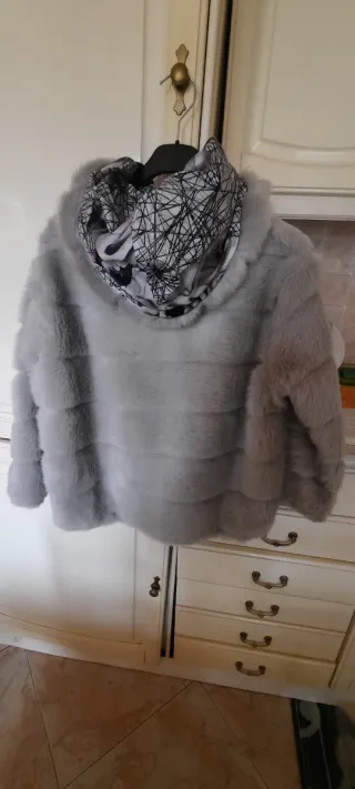 Pellicciotto grigio chiaro con cappuccio