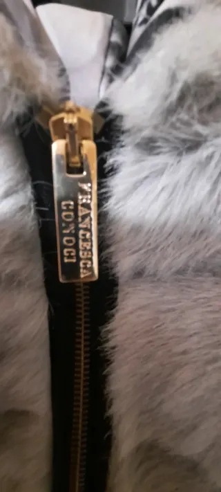 Pellicciotto grigio chiaro con cappuccio