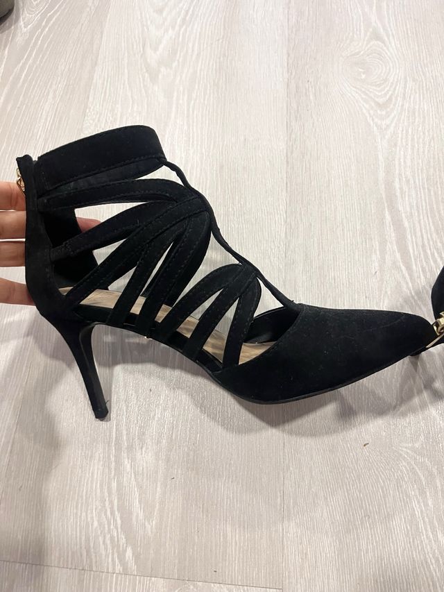Zapatos de tacón negros con tiras. nuevos