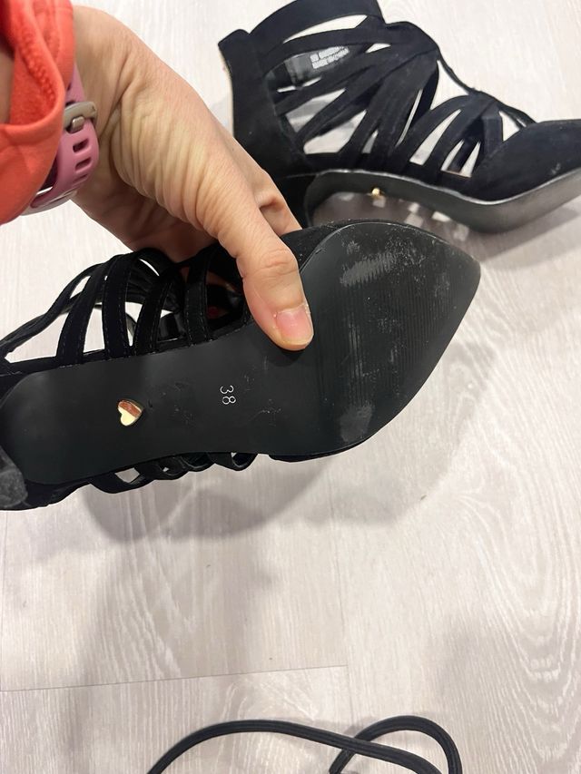 Zapatos de tacón negros con tiras. nuevos
