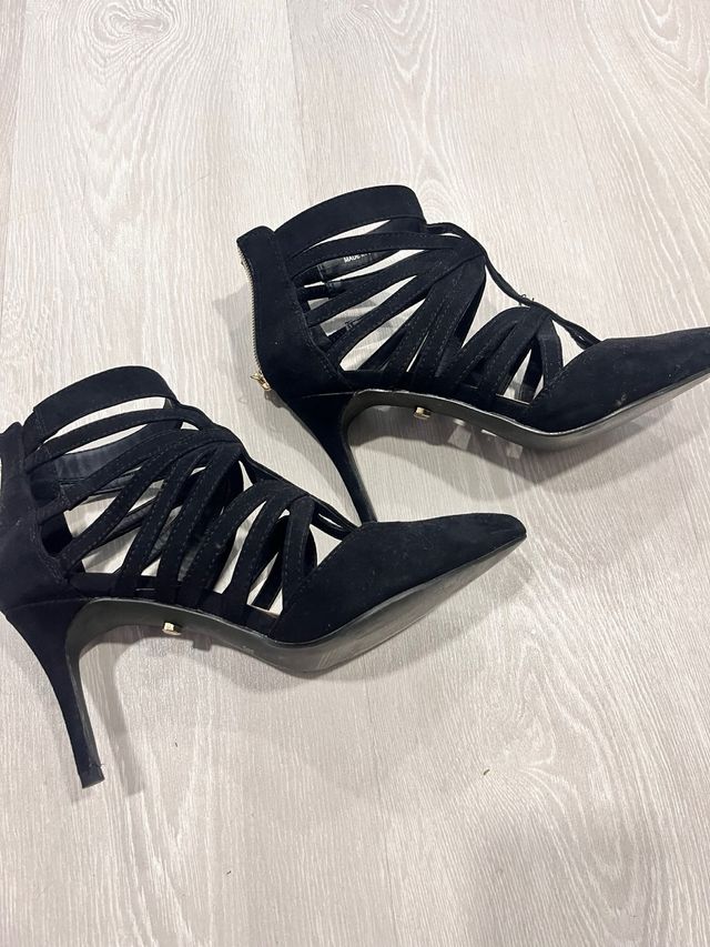 Zapatos de tacón negros con tiras. nuevos